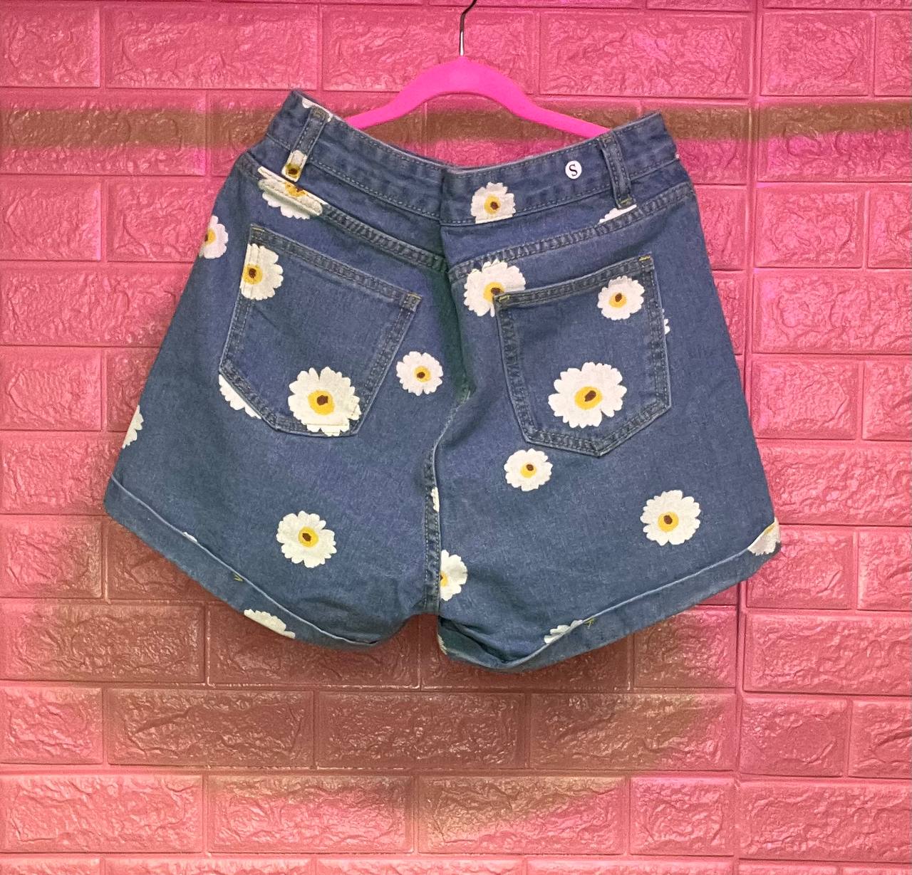 Shorts de mezclilla con flores